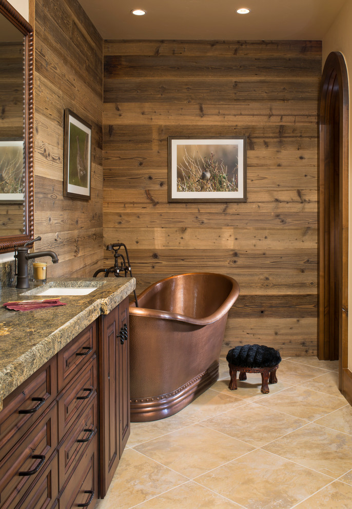Foto på ett litet rustikt en-suite badrum, med luckor med upphöjd panel, skåp i mörkt trä, marmorbänkskiva, ett fristående badkar, en dusch i en alkov, en toalettstol med hel cisternkåpa, beige kakel, stenhäll och ett undermonterad handfat