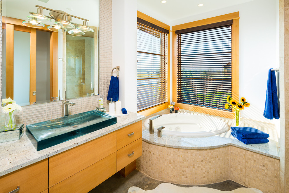 他の地域にあるコンテンポラリースタイルのおしゃれな浴室 (ベッセル式洗面器、フラットパネル扉のキャビネット、淡色木目調キャビネット、コーナー型浴槽、ベージュのタイル、モザイクタイル) の写真