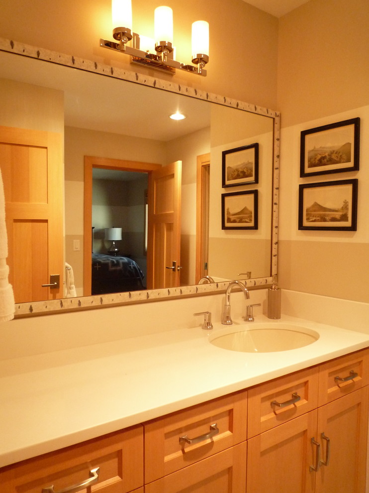 Foto di una grande stanza da bagno padronale rustica con ante in stile shaker, ante in legno chiaro, pareti beige, lavabo sottopiano e top in quarzo composito