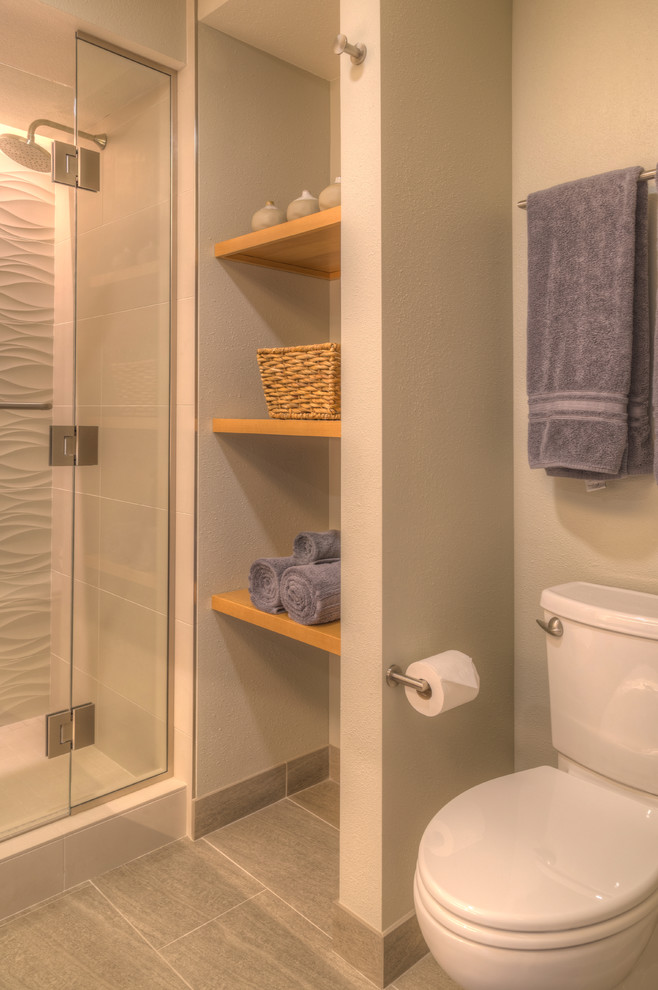 Inspiration för ett mellanstort funkis en-suite badrum, med släta luckor