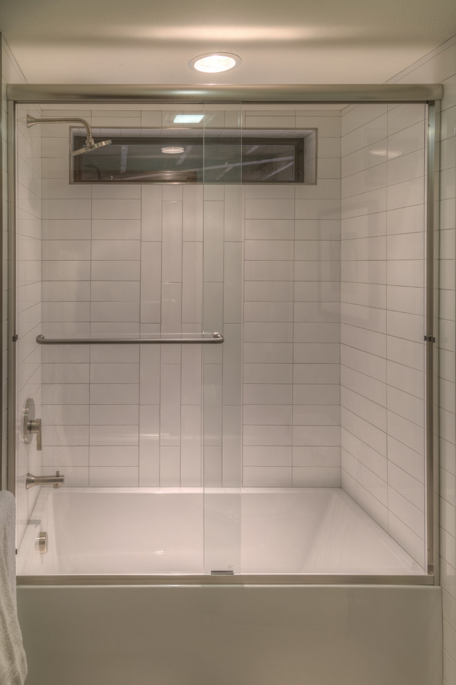 Ejemplo de cuarto de baño infantil actual de tamaño medio con combinación de ducha y bañera, baldosas y/o azulejos de cerámica y ducha con puerta corredera