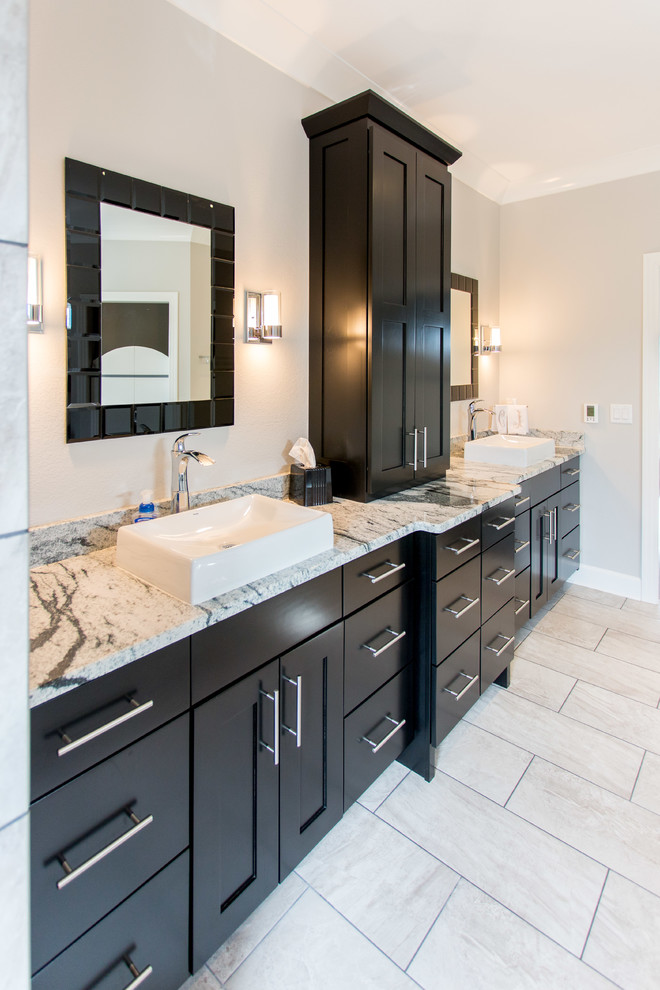 Foto di una stanza da bagno padronale contemporanea con ante in stile shaker, ante nere, pareti grigie, pavimento con piastrelle in ceramica, lavabo a bacinella e top in granito
