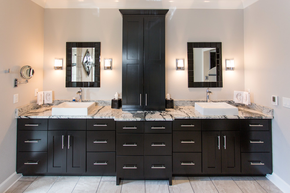 Immagine di una stanza da bagno padronale contemporanea con ante in stile shaker, ante nere, pareti grigie, pavimento con piastrelle in ceramica, lavabo a bacinella e top in granito