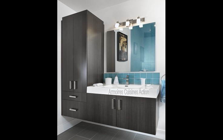Cette photo montre une salle de bain moderne en bois foncé avec un plan vasque, un placard à porte plane, un plan de toilette en quartz, un carrelage bleu et des carreaux de céramique.