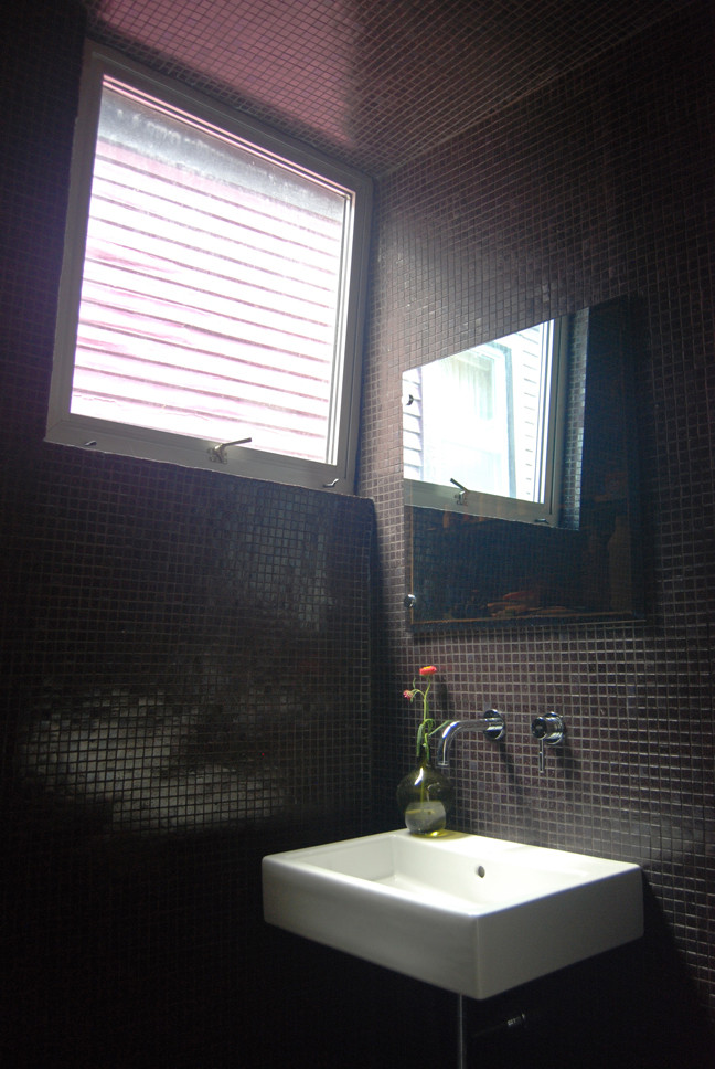 ニューヨークにある高級な小さなコンテンポラリースタイルのおしゃれなバスルーム (浴槽なし) (ガラス扉のキャビネット、洗い場付きシャワー、壁掛け式トイレ、モザイクタイル、紫の壁、モザイクタイル、壁付け型シンク、紫の床、オープンシャワー、洗面台1つ、造り付け洗面台) の写真