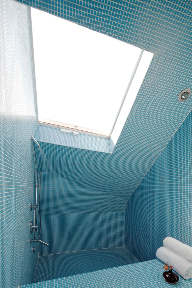 Idéer för mellanstora funkis en-suite badrum, med en öppen dusch, blå kakel, mosaik och kaklad bänkskiva