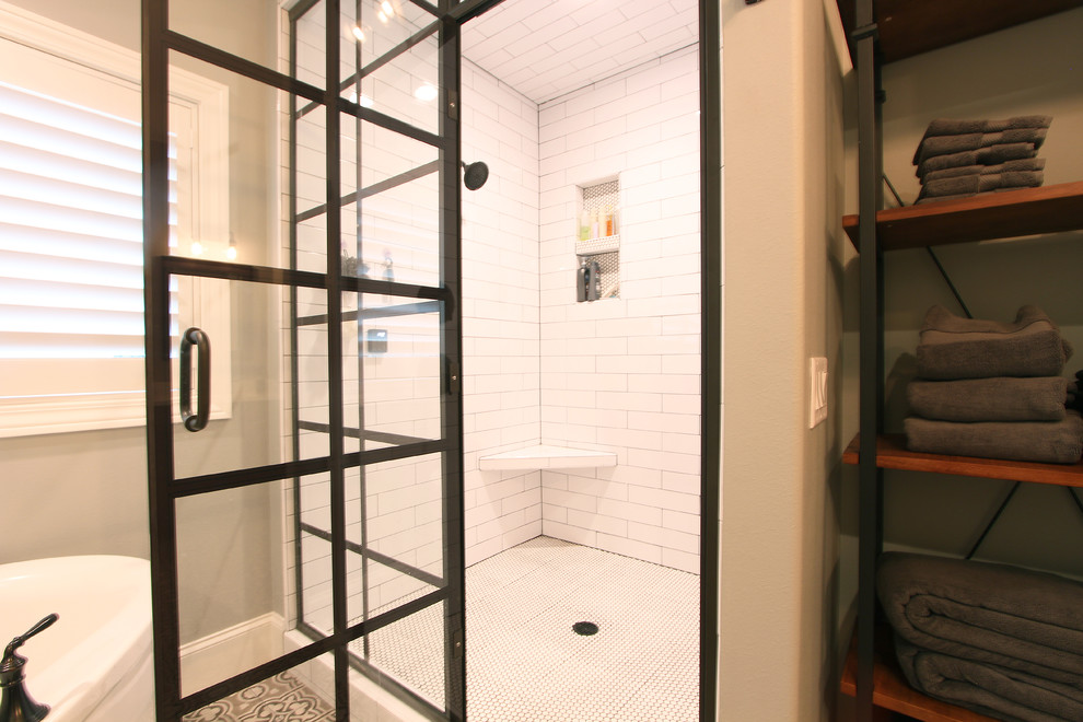 На фото: главная ванная комната среднего размера в стиле неоклассика (современная классика) с фасадами с утопленной филенкой, серыми фасадами, отдельно стоящей ванной, душем в нише, унитазом-моноблоком, белой плиткой, керамогранитной плиткой, серыми стенами, полом из цементной плитки, врезной раковиной, столешницей из искусственного кварца, разноцветным полом и душем с распашными дверями с