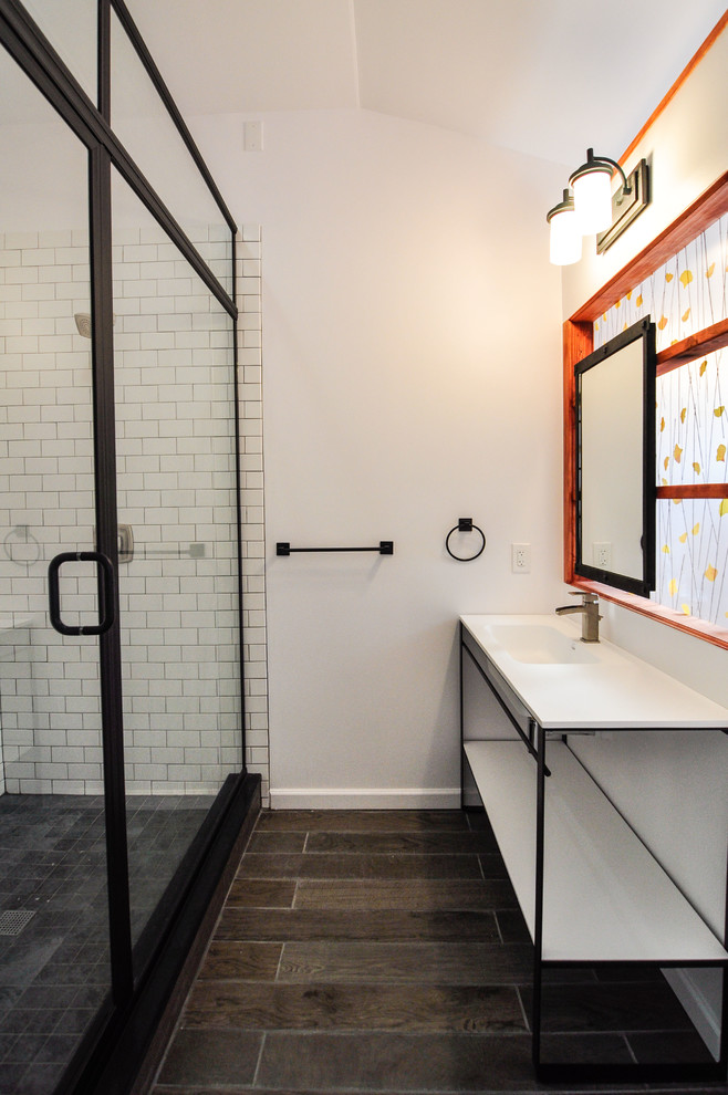 Idéer för stora funkis en-suite badrum, med ett avlångt handfat, öppna hyllor, svarta skåp, en dusch i en alkov, en toalettstol med separat cisternkåpa, vit kakel, vita väggar, klinkergolv i keramik och tunnelbanekakel
