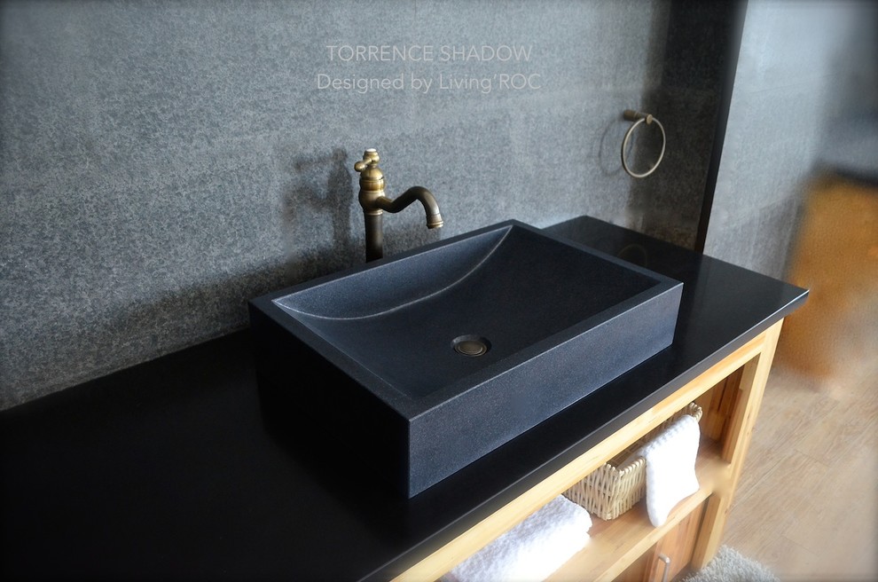 Modelo de cuarto de baño minimalista con lavabo sobreencimera