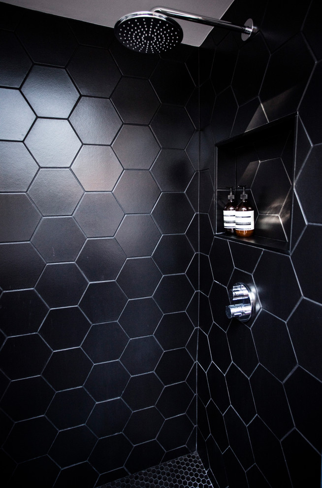 Foto di una stanza da bagno minimalista con piastrelle nere, piastrelle in ceramica e pareti bianche