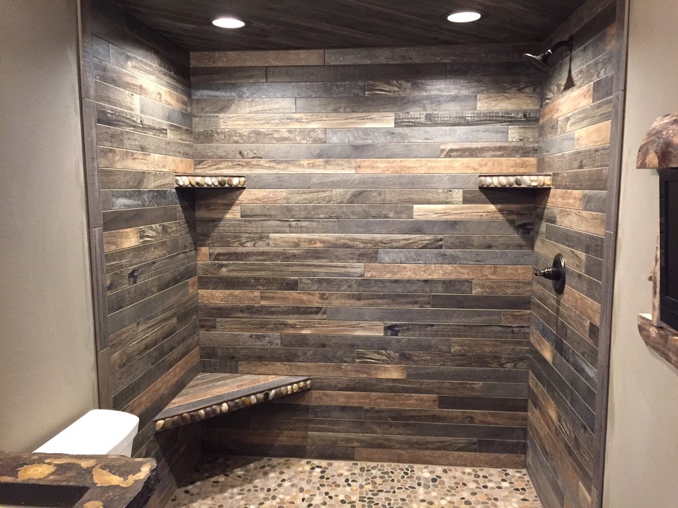 На фото: ванная комната в стиле рустика с душем без бортиков, полом из галечной плитки, разноцветным полом и открытым душем с