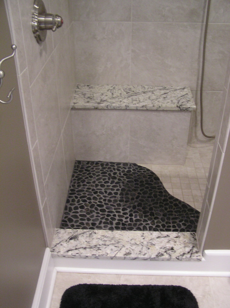 Идея дизайна: главная ванная комната среднего размера в стиле неоклассика (современная классика) с двойным душем, серой плиткой и галечной плиткой