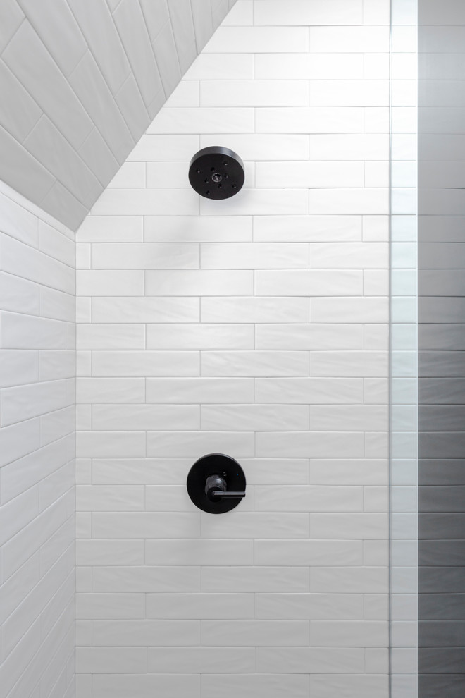 Пример оригинального дизайна: ванная комната среднего размера в стиле лофт с душем в нише, унитазом-моноблоком, полом из цементной плитки, душевой кабиной, открытым душем, фасадами с утопленной филенкой, черными фасадами, серой плиткой, плиткой кабанчик, черными стенами, монолитной раковиной, столешницей из искусственного камня, черным полом и белой столешницей