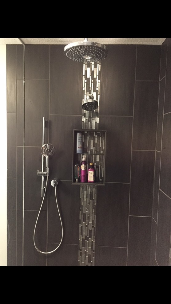 Foto di una grande stanza da bagno padronale moderna con doccia alcova, pavimento con piastrelle a mosaico, pavimento nero e doccia aperta