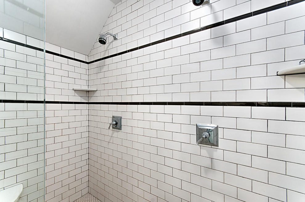 Modelo de cuarto de baño principal de estilo americano grande con ducha doble, baldosas y/o azulejos blancos, baldosas y/o azulejos de cemento, paredes blancas y suelo de baldosas de cerámica