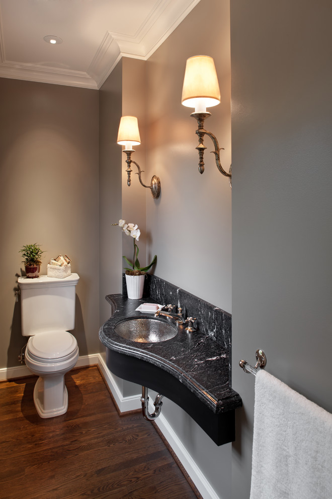Ispirazione per un bagno di servizio tradizionale con lavabo sottopiano e top in marmo