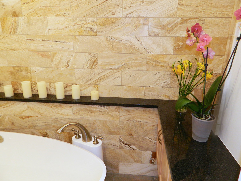 Cette photo montre une grande salle de bain principale asiatique en bois clair avec une vasque, un plan de toilette en granite, une baignoire indépendante, une douche ouverte, un carrelage noir, un carrelage de pierre, un mur beige et un sol en carrelage de porcelaine.