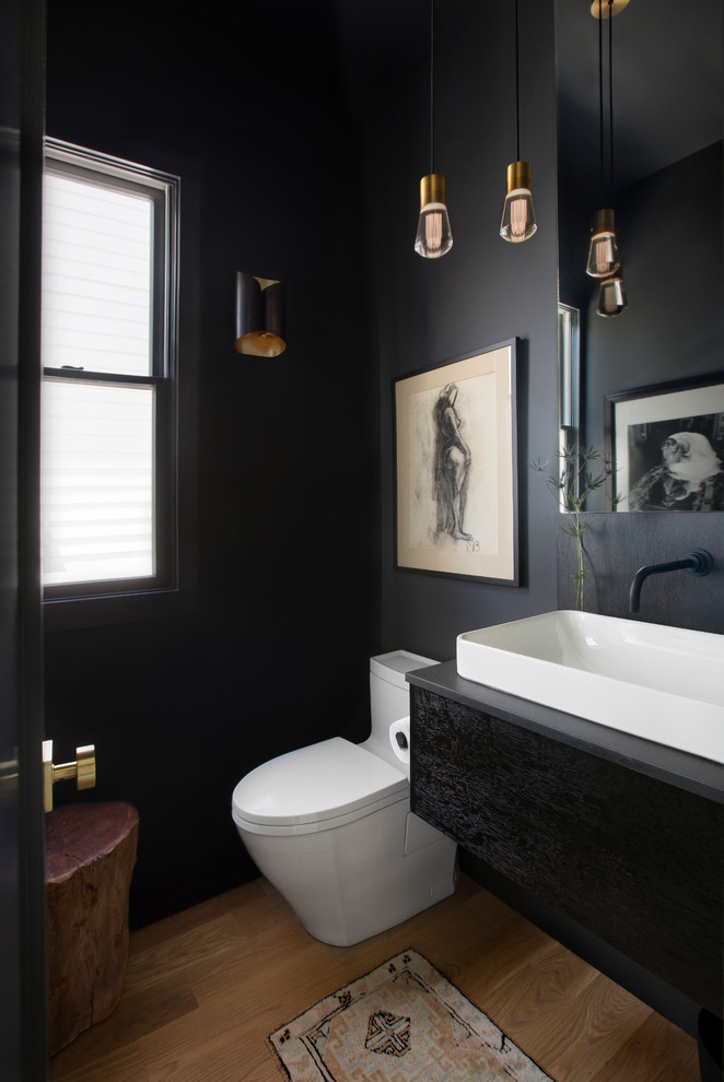 Imagen de cuarto de baño contemporáneo con armarios con paneles lisos, puertas de armario negras y paredes negras