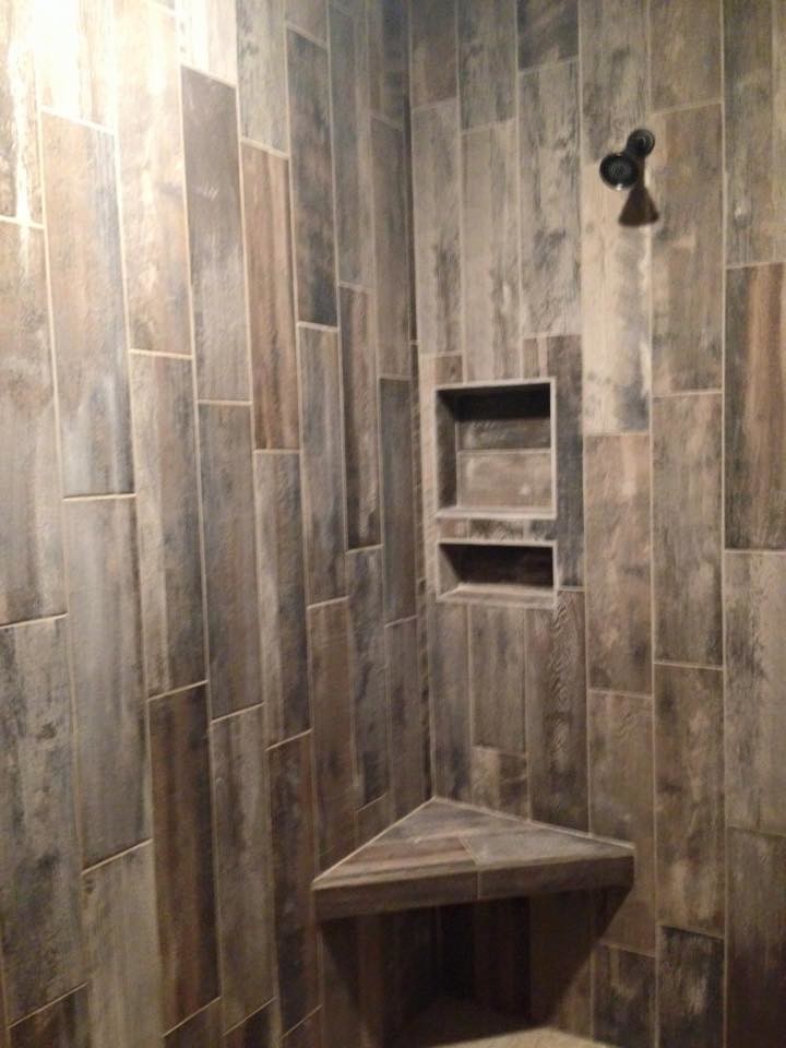 Inspiration pour une salle de bain principale chalet avec une douche ouverte, un carrelage marron et un mur marron.