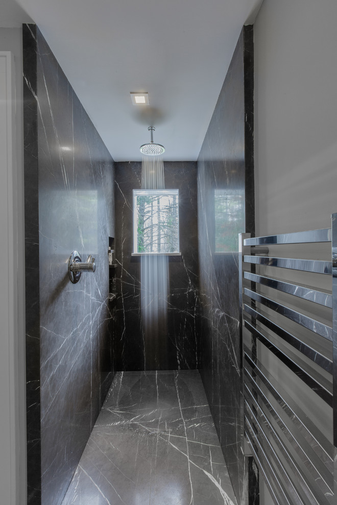 Ispirazione per una stanza da bagno padronale chic di medie dimensioni con doccia alcova, piastrelle nere, piastrelle in pietra, pareti bianche e pavimento in pietra calcarea