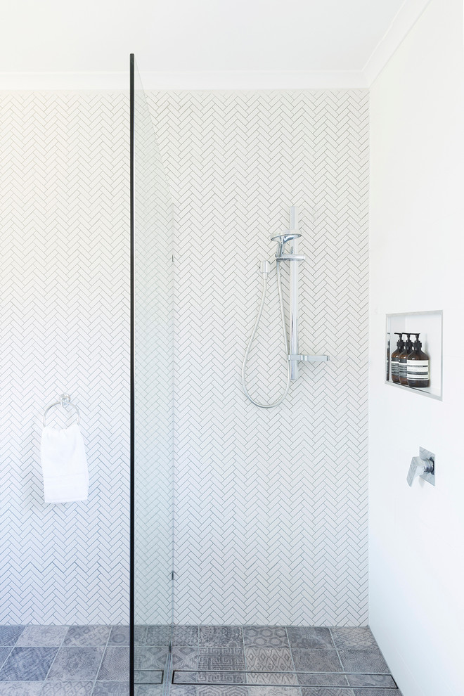 Immagine di una piccola stanza da bagno padronale design con doccia aperta, WC monopezzo, piastrelle grigie, piastrelle in gres porcellanato, pareti bianche, pavimento in gres porcellanato e lavabo integrato
