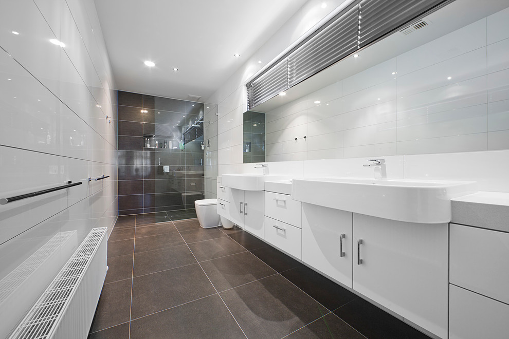 Esempio di una stanza da bagno minimal con doccia aperta, piastrelle bianche, piastrelle in ceramica, pareti bianche e pavimento in gres porcellanato
