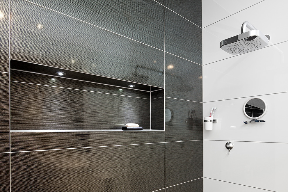 Imagen de cuarto de baño contemporáneo con ducha abierta, baldosas y/o azulejos grises, baldosas y/o azulejos de cerámica y paredes grises