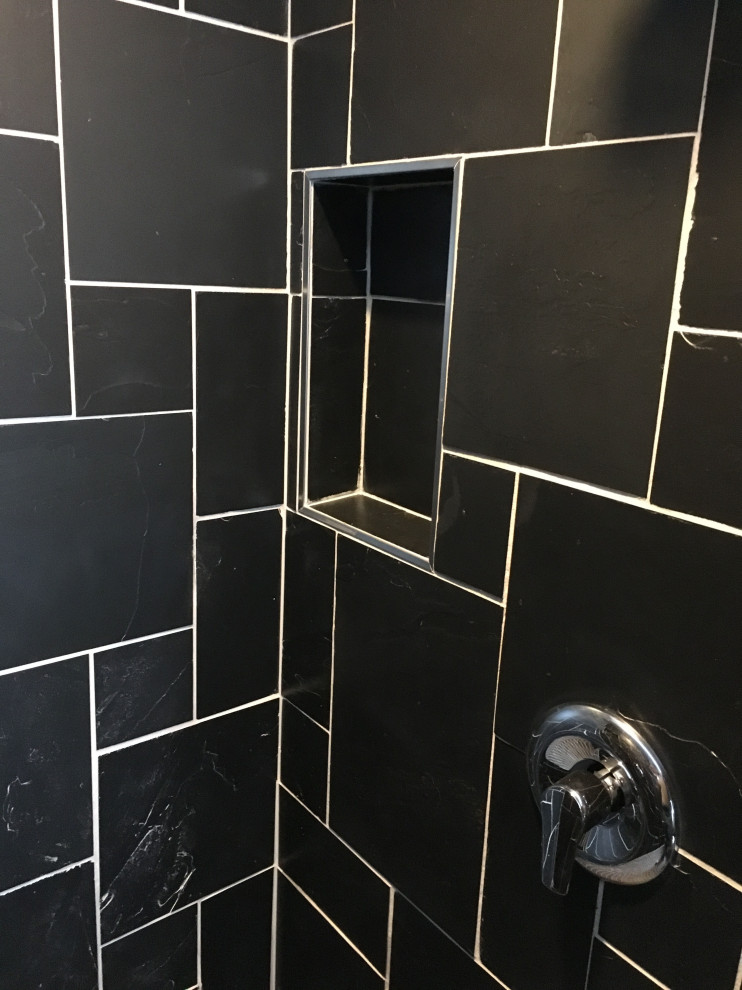 Diseño de cuarto de baño actual con ducha a ras de suelo, baldosas y/o azulejos negros, baldosas y/o azulejos de piedra, suelo de pizarra, lavabo suspendido y suelo negro