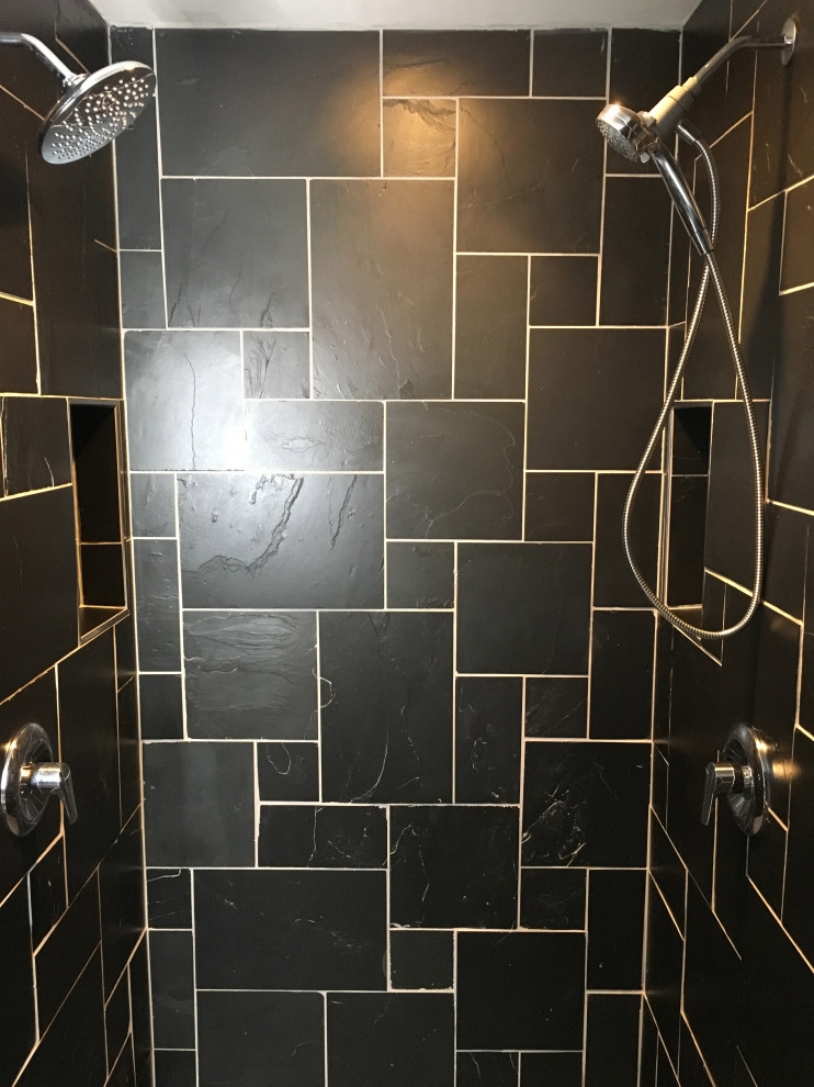 Diseño de cuarto de baño actual con ducha a ras de suelo, baldosas y/o azulejos negros, baldosas y/o azulejos de piedra, suelo de pizarra, lavabo suspendido y suelo negro