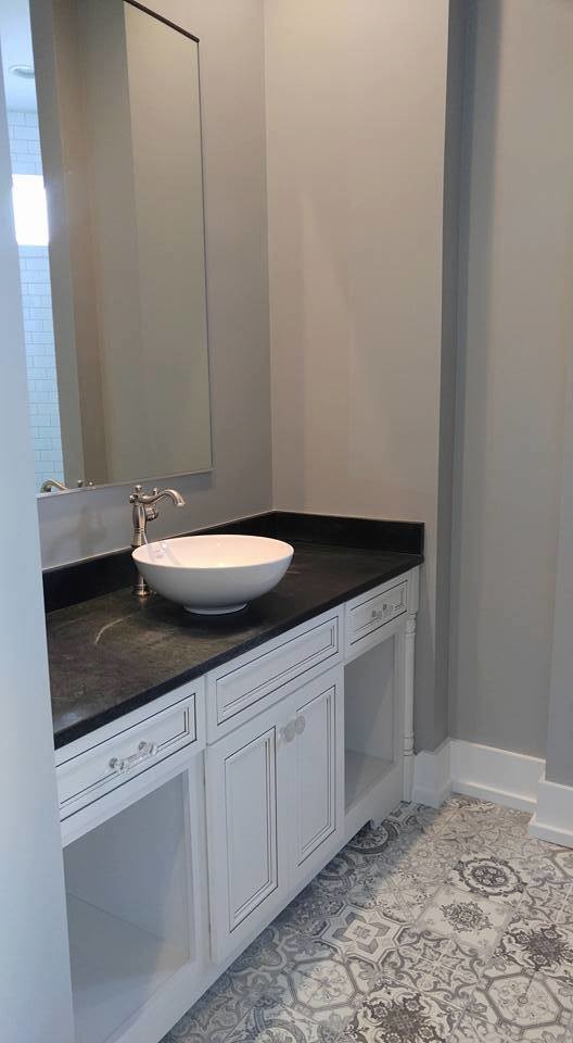 На фото: главная ванная комната в стиле неоклассика (современная классика) с белыми фасадами и столешницей из талькохлорита с
