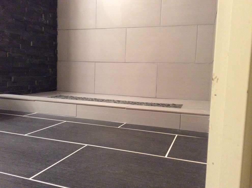 Modelo de cuarto de baño minimalista pequeño con ducha abierta, baldosas y/o azulejos blancas y negros, suelo de baldosas tipo guijarro, paredes blancas, suelo de baldosas de porcelana y aseo y ducha