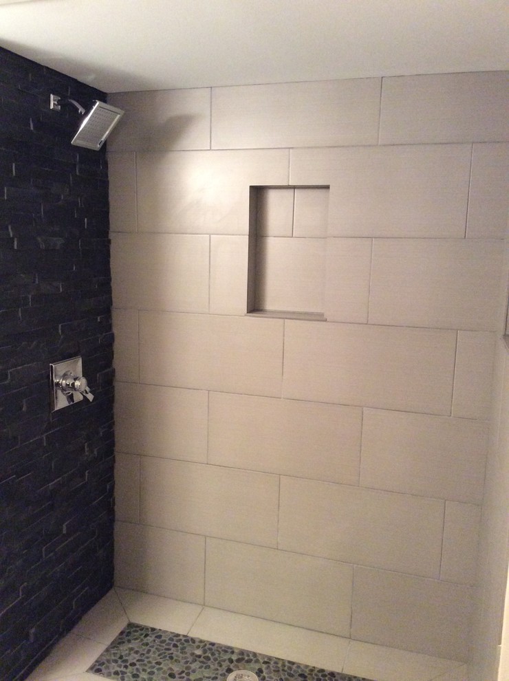Inspiration pour une petite salle d'eau minimaliste avec une douche ouverte, un carrelage noir et blanc, une plaque de galets, un mur blanc et un sol en carrelage de porcelaine.