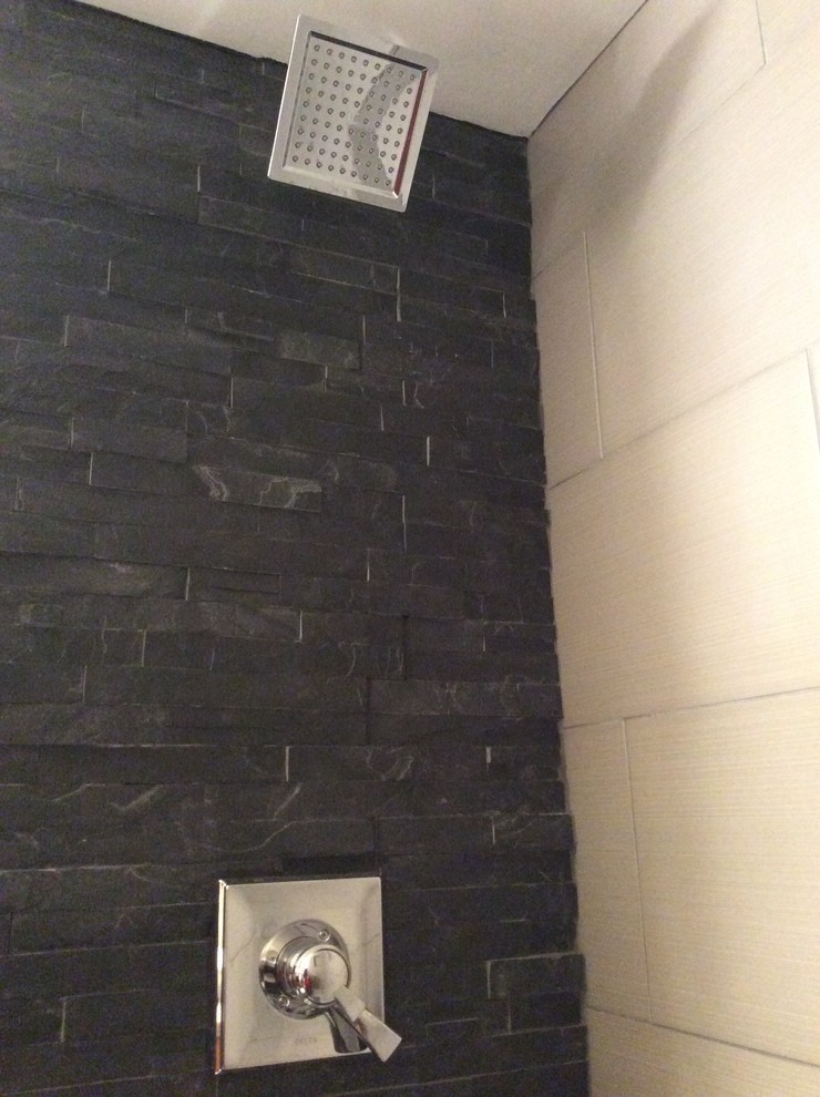 Ejemplo de cuarto de baño moderno pequeño con ducha abierta, baldosas y/o azulejos blancas y negros, suelo de baldosas tipo guijarro, paredes blancas, suelo de baldosas de porcelana y aseo y ducha