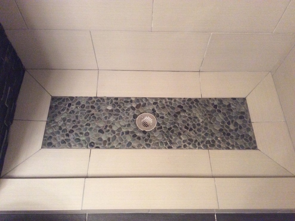 Exempel på ett litet modernt badrum med dusch, med en öppen dusch, svart och vit kakel, kakel i småsten, vita väggar och klinkergolv i porslin
