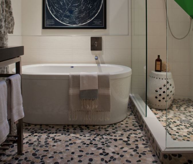 Bild på ett litet en-suite badrum, med en jacuzzi, en öppen dusch, grå kakel, stenkakel, grå väggar, klinkergolv i småsten och ett integrerad handfat