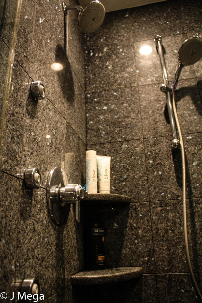 Свежая идея для дизайна: маленькая ванная комната с душем в нише, унитазом-моноблоком, черной плиткой, душевой кабиной, фасадами с выступающей филенкой, серыми фасадами, керамической плиткой, черными стенами, полом из керамической плитки, врезной раковиной, столешницей из гранита, душем с распашными дверями и черным полом для на участке и в саду - отличное фото интерьера