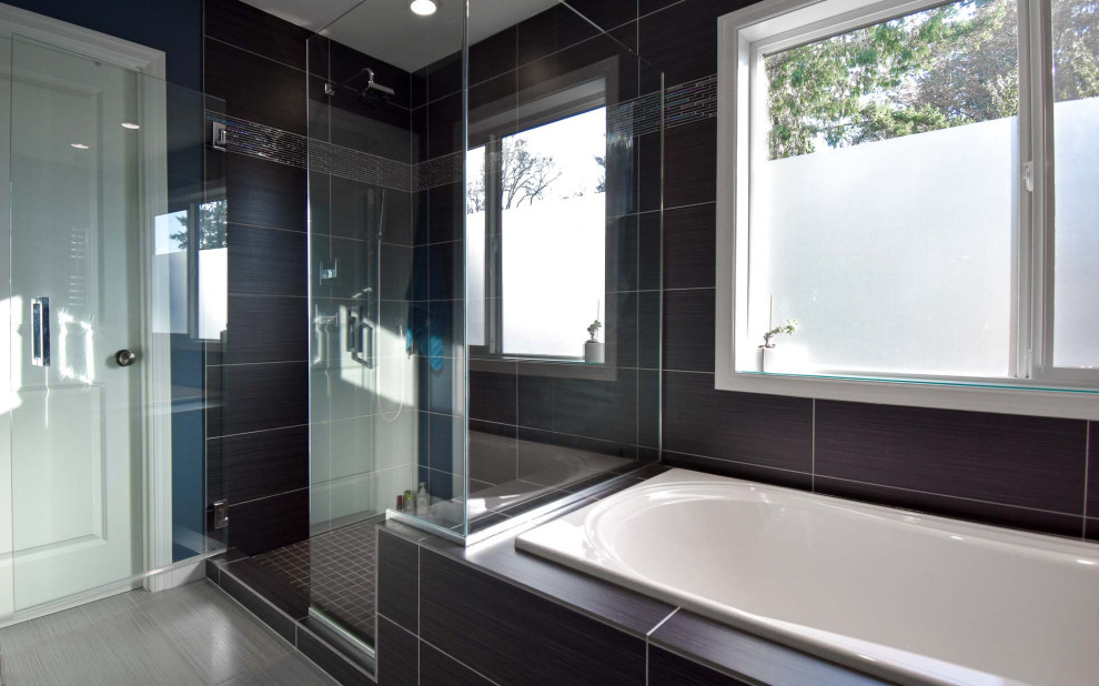 Foto di una stanza da bagno padronale minimalista di medie dimensioni con vasca da incasso, doccia ad angolo, piastrelle nere, piastrelle in ceramica, pavimento con piastrelle in ceramica, pavimento beige e porta doccia a battente