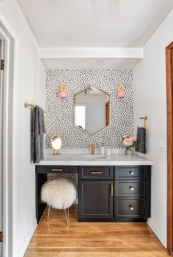 Kleines Klassisches Badezimmer mit schwarzen Schränken, braunem Boden, Schrankfronten mit vertiefter Füllung, weißer Wandfarbe, braunem Holzboden, Unterbauwaschbecken und weißer Waschtischplatte in New York