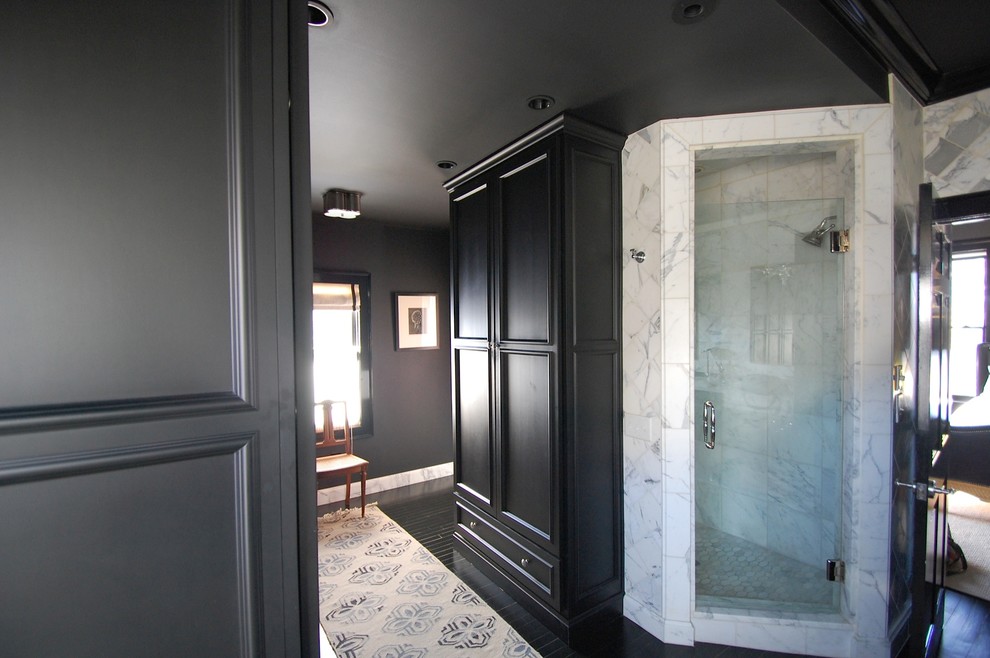 Свежая идея для дизайна: большая главная ванная комната в современном стиле с фасадами с утопленной филенкой, черными фасадами, душем в нише, белой плиткой, каменной плиткой, черными стенами и темным паркетным полом - отличное фото интерьера