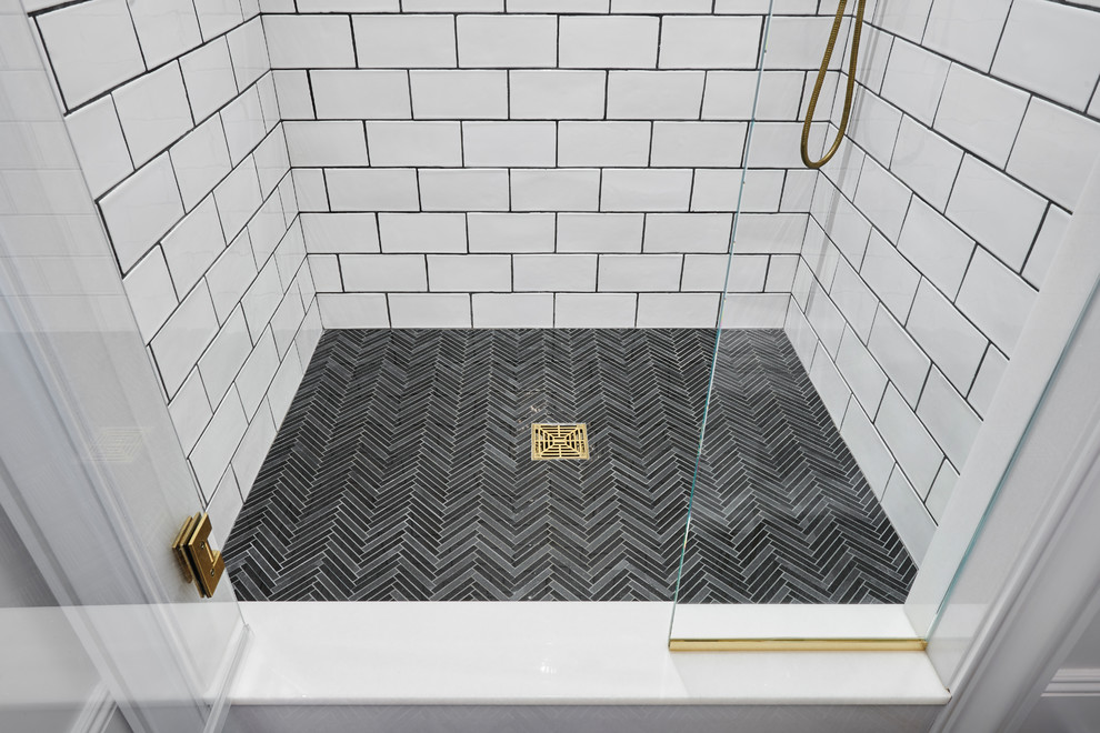 Esempio di una stanza da bagno chic con doccia ad angolo, pavimento in marmo, lavabo sottopiano, top in marmo e porta doccia a battente