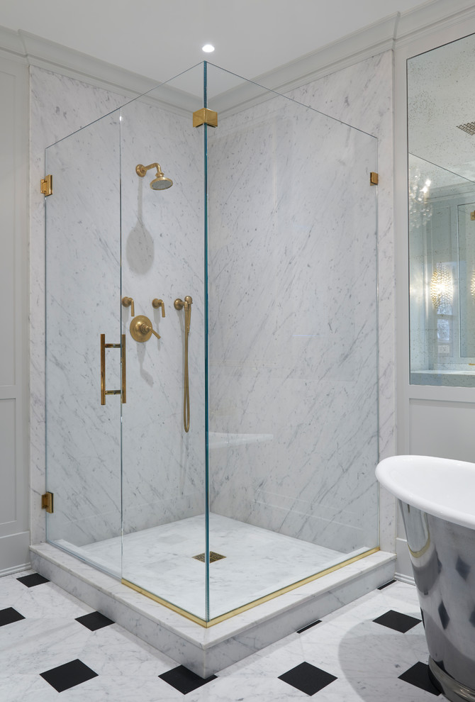 Foto di una stanza da bagno chic con doccia ad angolo, pavimento in marmo, lavabo sottopiano, top in marmo e porta doccia a battente