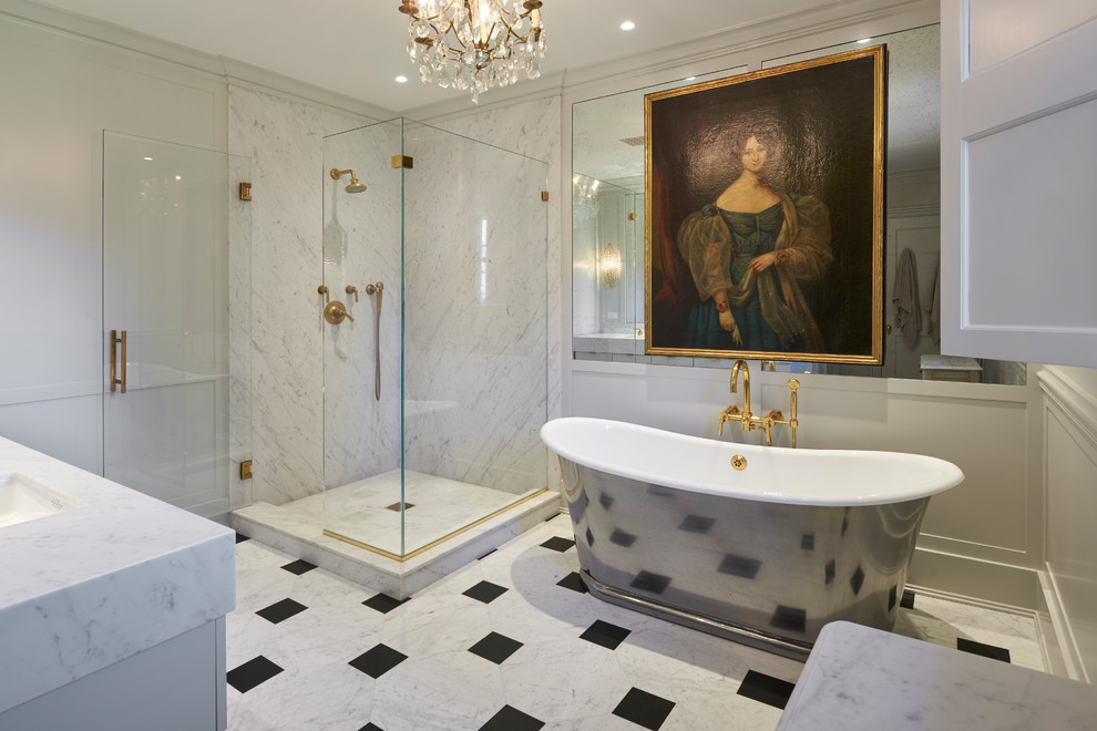 Esempio di una stanza da bagno classica con doccia ad angolo, pavimento in marmo, lavabo sottopiano, top in marmo e porta doccia a battente
