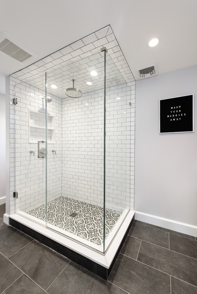 Пример оригинального дизайна: главная ванная комната среднего размера в стиле неоклассика (современная классика) с фасадами в стиле шейкер, белыми фасадами, двойным душем, биде, белой плиткой, керамической плиткой, серыми стенами, полом из цементной плитки, накладной раковиной, столешницей из искусственного кварца, черным полом и душем с распашными дверями
