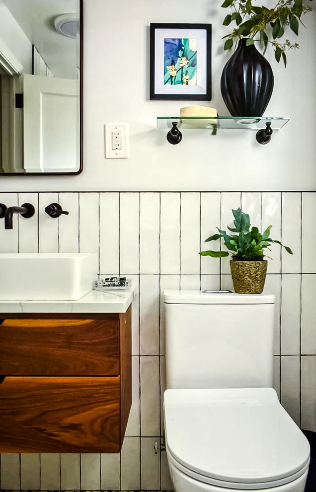 На фото: маленькая главная ванная комната в стиле лофт с плоскими фасадами, фасадами цвета дерева среднего тона, ванной в нише, душем над ванной, унитазом-моноблоком, белой плиткой, керамической плиткой, белыми стенами, полом из цементной плитки, настольной раковиной, столешницей из кварцита, черным полом, шторкой для ванной, белой столешницей, тумбой под одну раковину и подвесной тумбой для на участке и в саду с