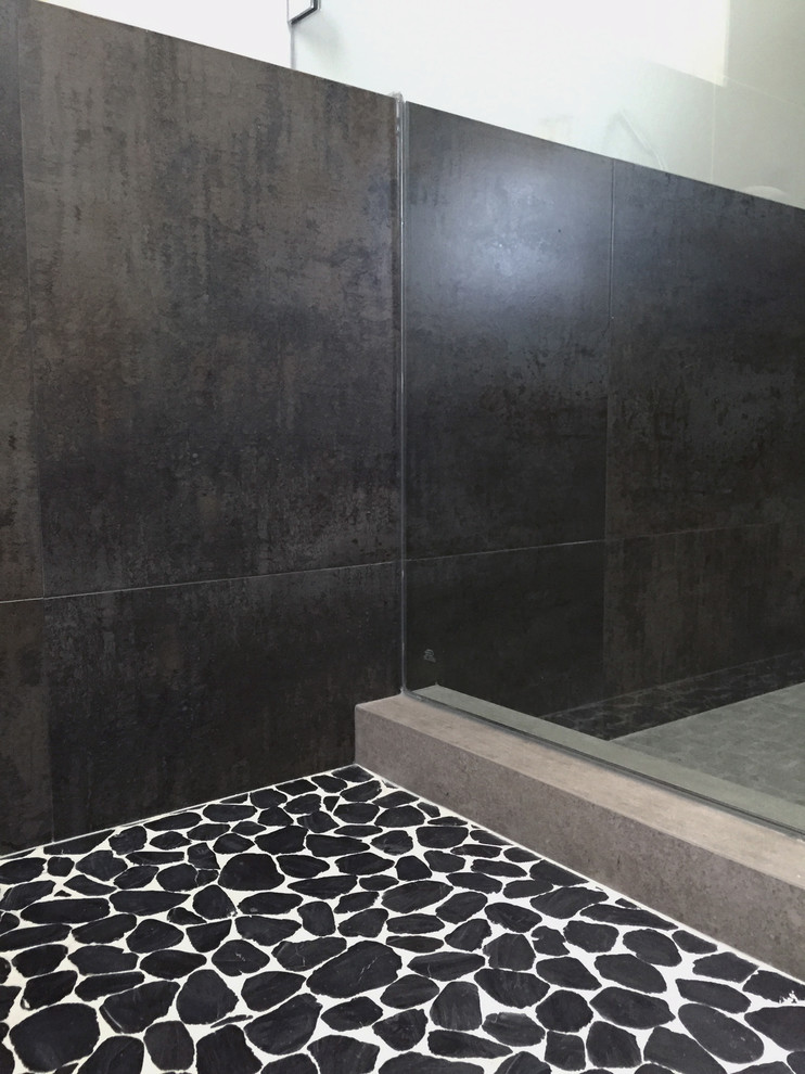 На фото: главная ванная комната среднего размера в стиле ретро с врезной раковиной, душем в нише, черной плиткой, керамогранитной плиткой, черными стенами и полом из галечной плитки