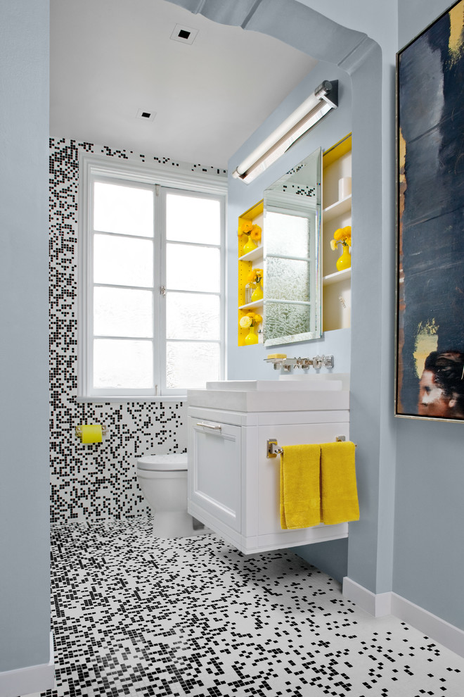 Inredning av ett modernt mellanstort badrum, med skåp i shakerstil, vita skåp, en toalettstol med hel cisternkåpa, svart och vit kakel, glaskakel, grå väggar, mosaikgolv, ett nedsänkt handfat, bänkskiva i akrylsten, svart golv, våtrum och med dusch som är öppen