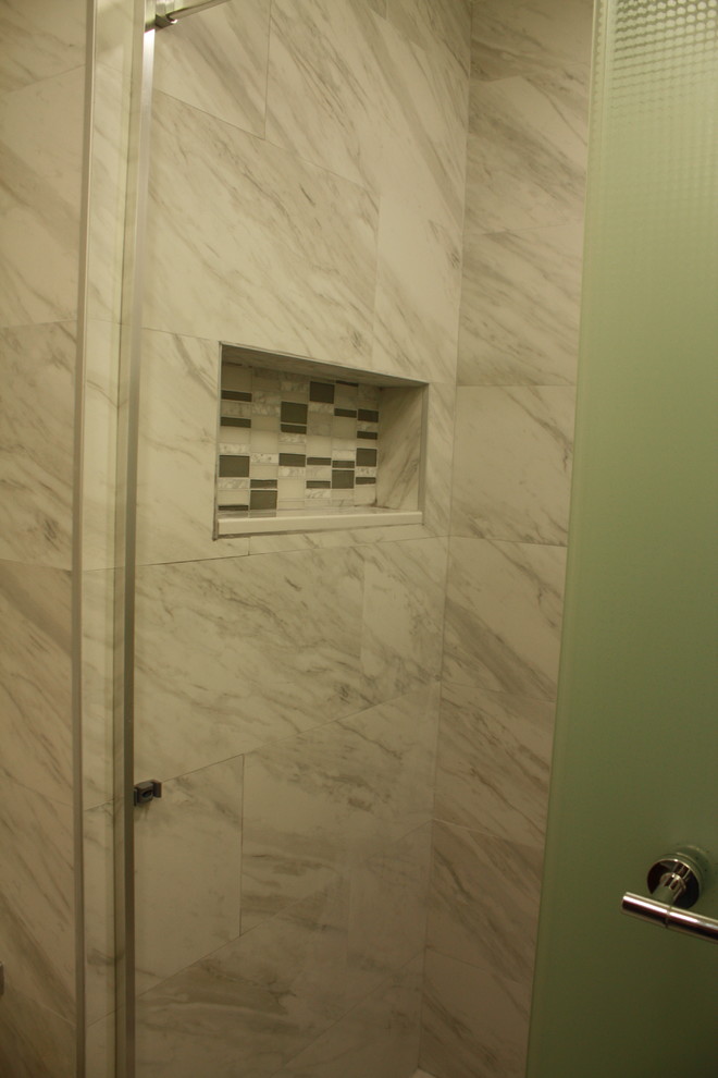 Idée de décoration pour une petite salle de bain design avec un placard à porte shaker, des portes de placard grises, un carrelage gris, un mur blanc, un lavabo encastré, une cabine de douche à porte coulissante et un plan de toilette beige.