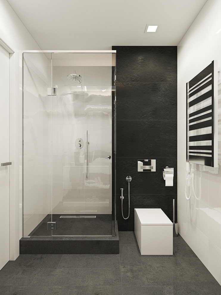 Idéer för ett litet 60 tals badrum med dusch, med en dusch i en alkov, en toalettstol med hel cisternkåpa, svart kakel, keramikplattor, vita väggar, klinkergolv i porslin och ett piedestal handfat