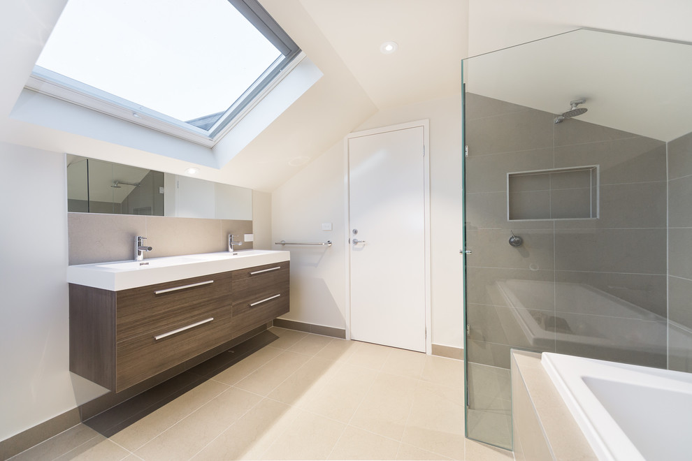 Cette photo montre une salle de bain moderne de taille moyenne avec une baignoire posée, une douche à l'italienne, un carrelage marron et un sol en carrelage de porcelaine.