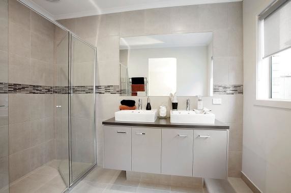 Cette image montre une salle de bain design de taille moyenne avec des portes de placard beiges, un plan de toilette en surface solide, une douche double, un carrelage beige, des carreaux de porcelaine, un mur blanc et un sol en carrelage de porcelaine.